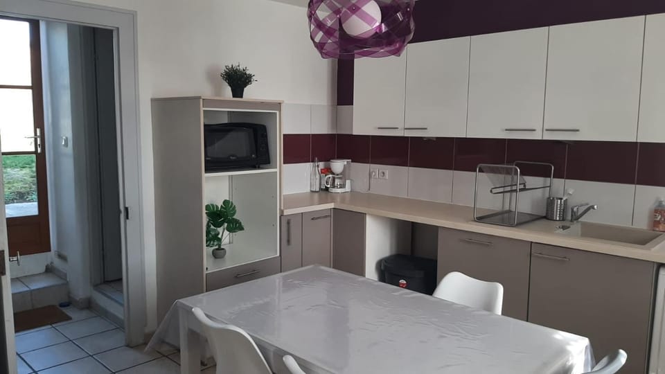 Garden Gauguin box Eurexpo-Lyon- Stadium Apartment in Auvergne-Rhône-Alpes