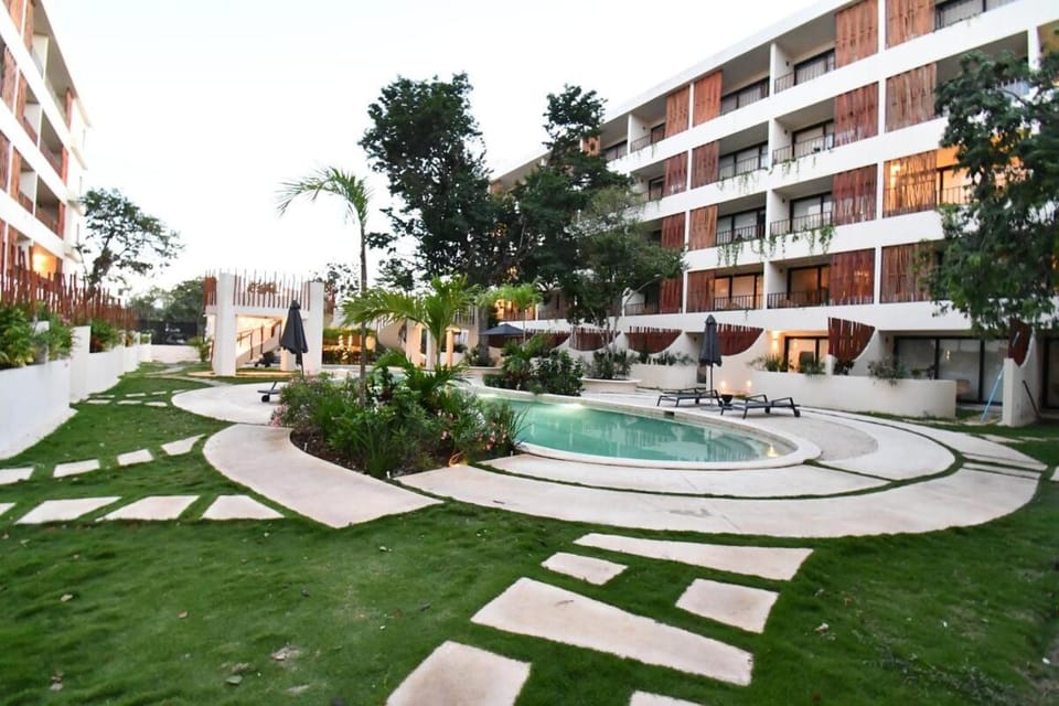 Property building, Day, Garden, Pool view, Swimming pool