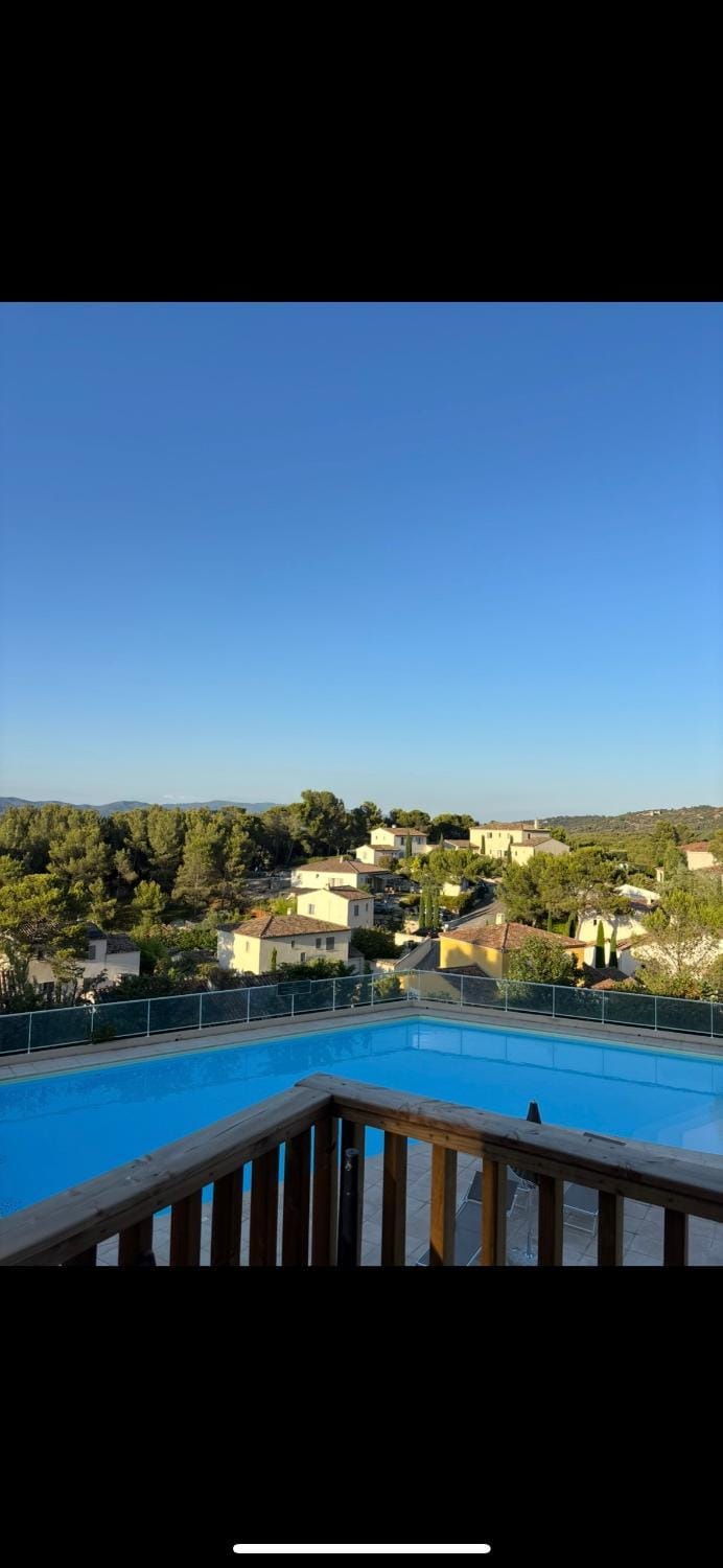 Magnifique appartement lumineux avec piscine Apartment in Mallemort