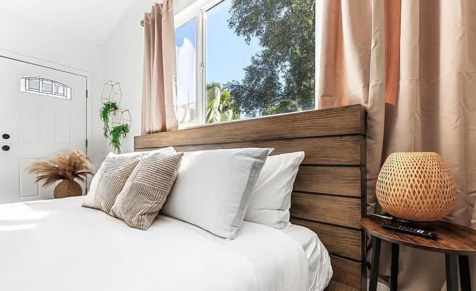 Love & LuxuryHeart Shaped Pool Paradise House in Canoga Park