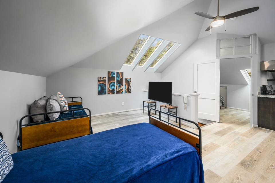 Cozy & Spacious Montrose Retreat with 3BR Near Houston Attractions Apartment in Houston