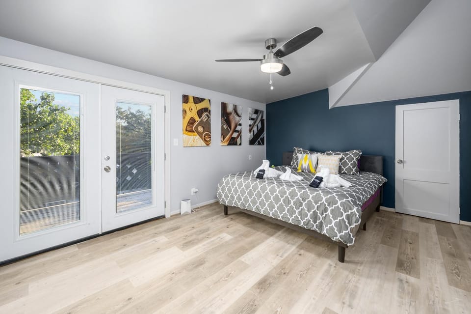 Cozy & Spacious Montrose Retreat with 3BR Near Houston Attractions Apartment in Houston