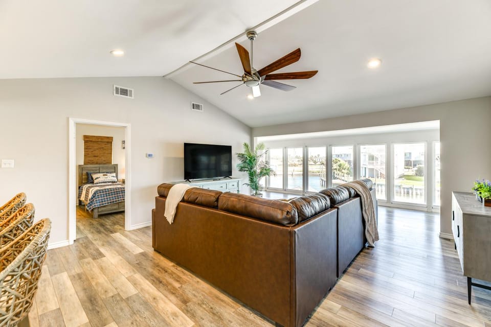 Waterfront Home with Deck and Pool in City-by-the-Sea House in Aransas Pass