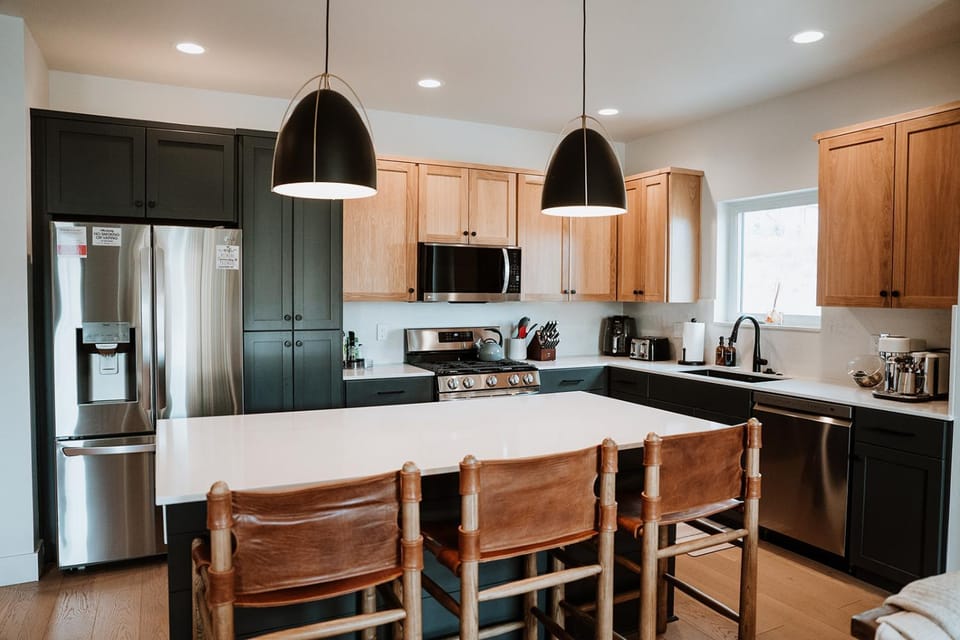 Hot Tub, Views, Walk to Coffee, Luxury Retreat House in Colorado