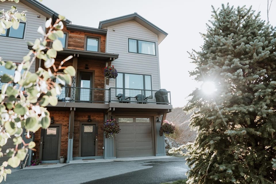 Hot Tub, Views, Walk to Coffee, Luxury Retreat House in Colorado