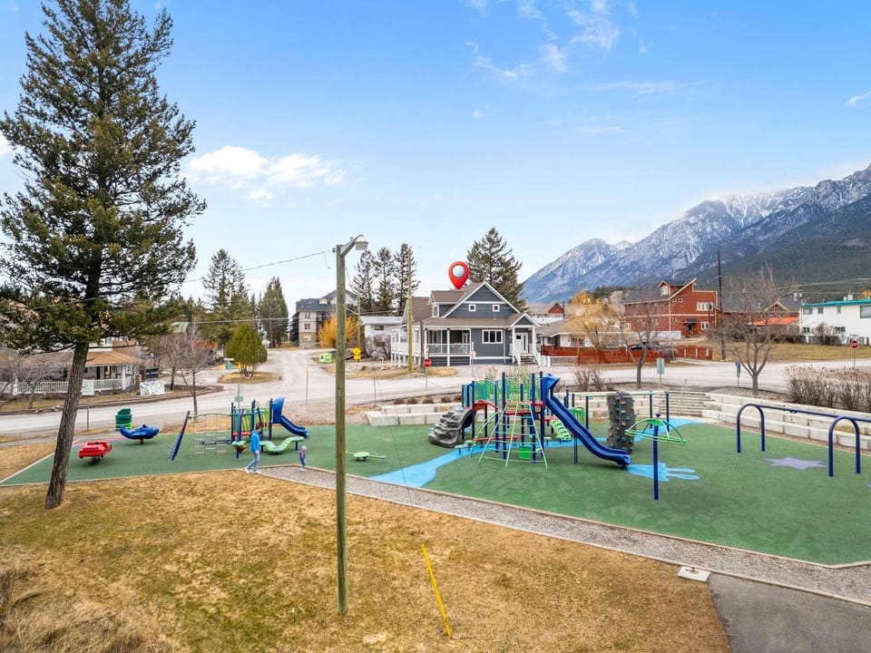Radiant Retreat -Spacious Home - Heart of Radium! House in Radium Hot Springs