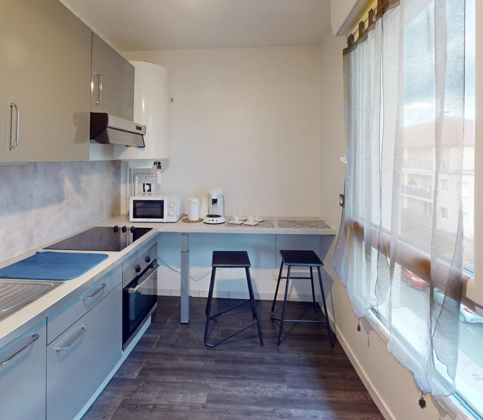 Kitchen or kitchenette, Dining area, oven, stove