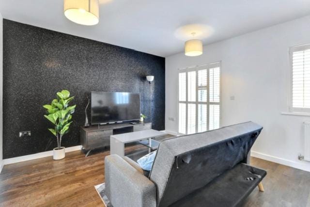Communal lounge/ TV room, TV and multimedia, Living room, Seating area, Evening entertainment