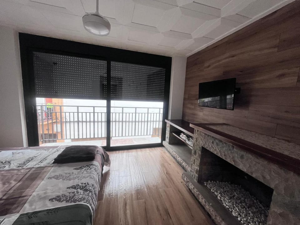 TV and multimedia, Balcony/Terrace, Photo of the whole room, Bedroom