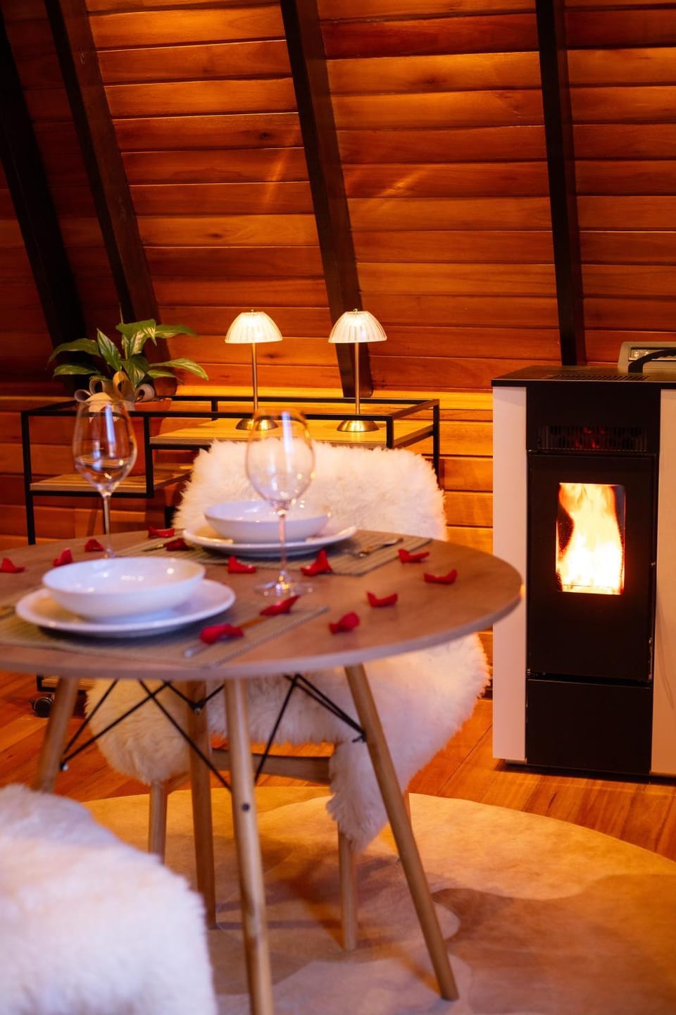 Dining area, fireplace