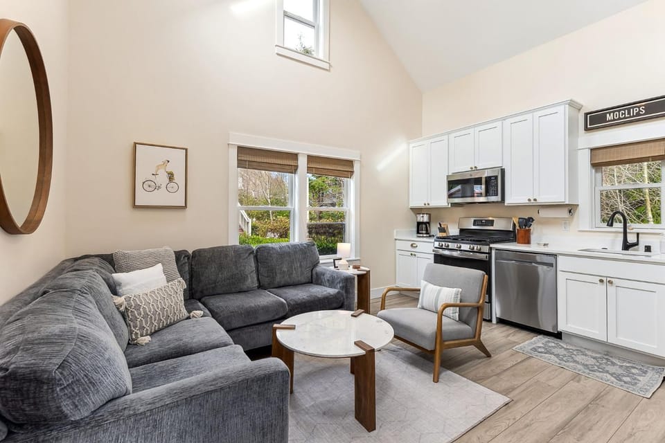 Kitchen or kitchenette, Living room, Seating area, dishwasher, oven, stove