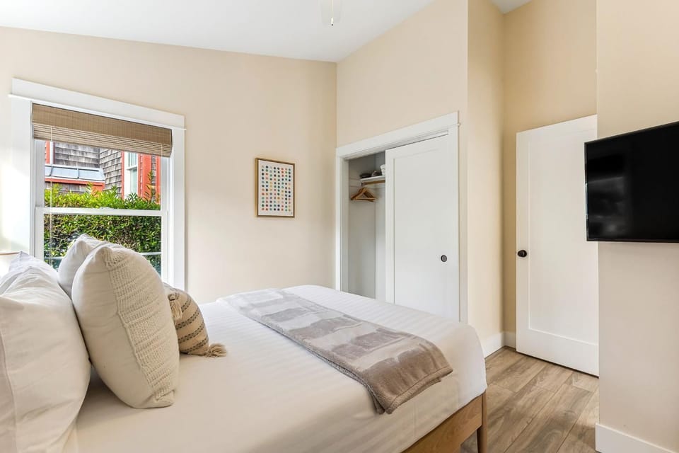 Bed, TV and multimedia, Bedroom