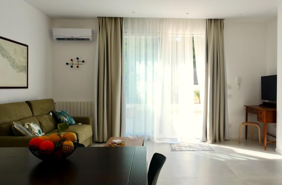 Communal lounge/ TV room, TV and multimedia, Living room, Seating area