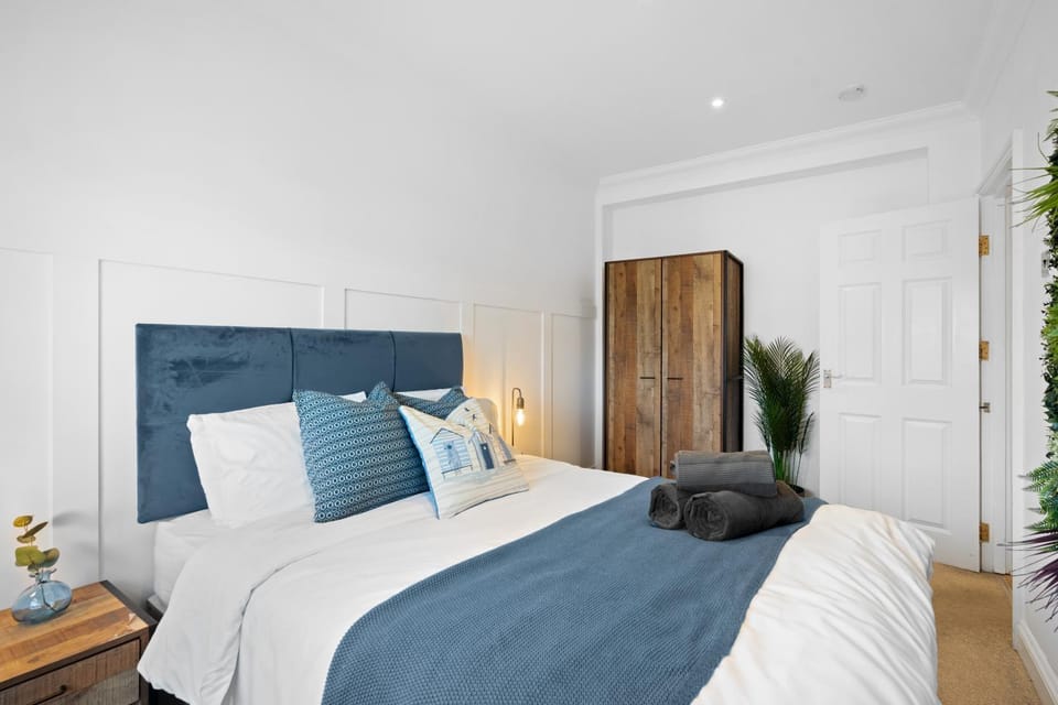 Bedroom, towels, wardrobe