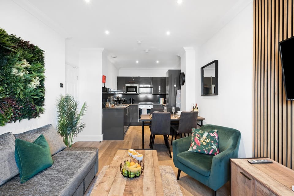 TV and multimedia, Coffee/tea facilities, Kitchen or kitchenette, Living room, Seating area, Dining area, oven, kitchen