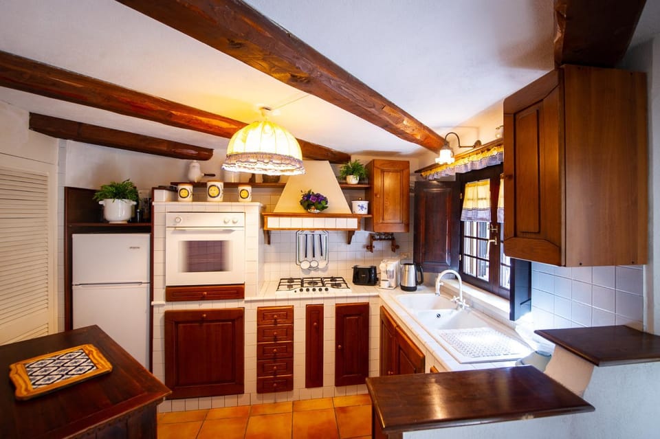 Coffee/tea facilities, Kitchen or kitchenette, dishwasher, oven, stove, toaster, kitchen