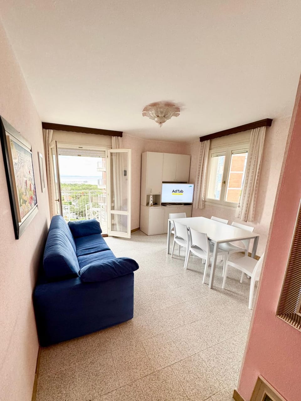 TV and multimedia, Living room, Seating area, Dining area