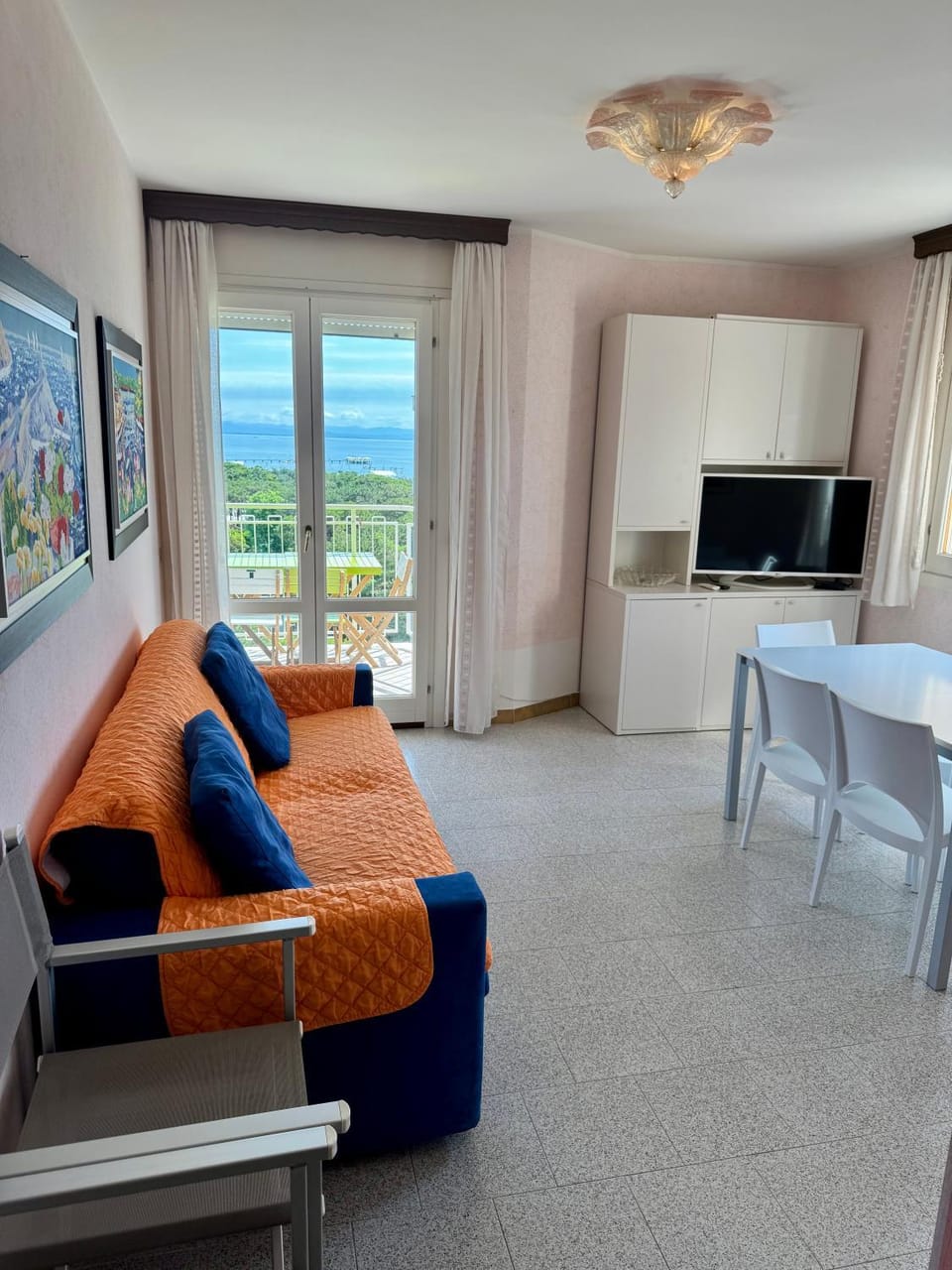 TV and multimedia, Living room, Seating area, Dining area, Evening entertainment