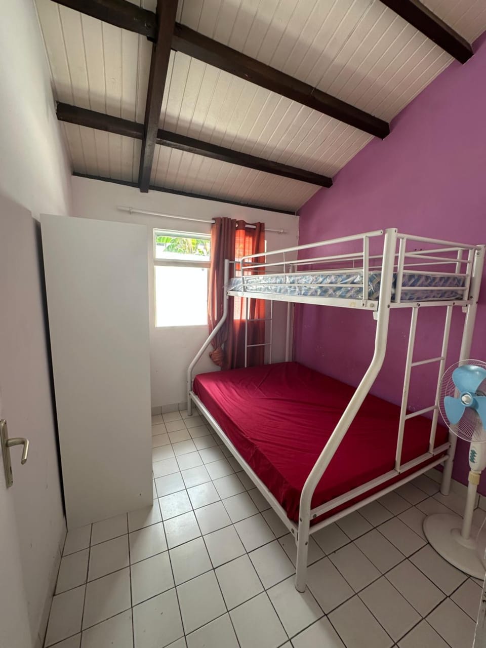 Jolie maison saisonnière en Guadeloupe de 160m2 disposant de 4 chambres 2 toilettes une grande véranda et terrasse House in Leeward Islands