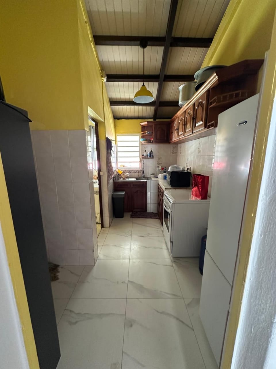 Jolie maison saisonnière en Guadeloupe de 160m2 disposant de 4 chambres 2 toilettes une grande véranda et terrasse House in Leeward Islands