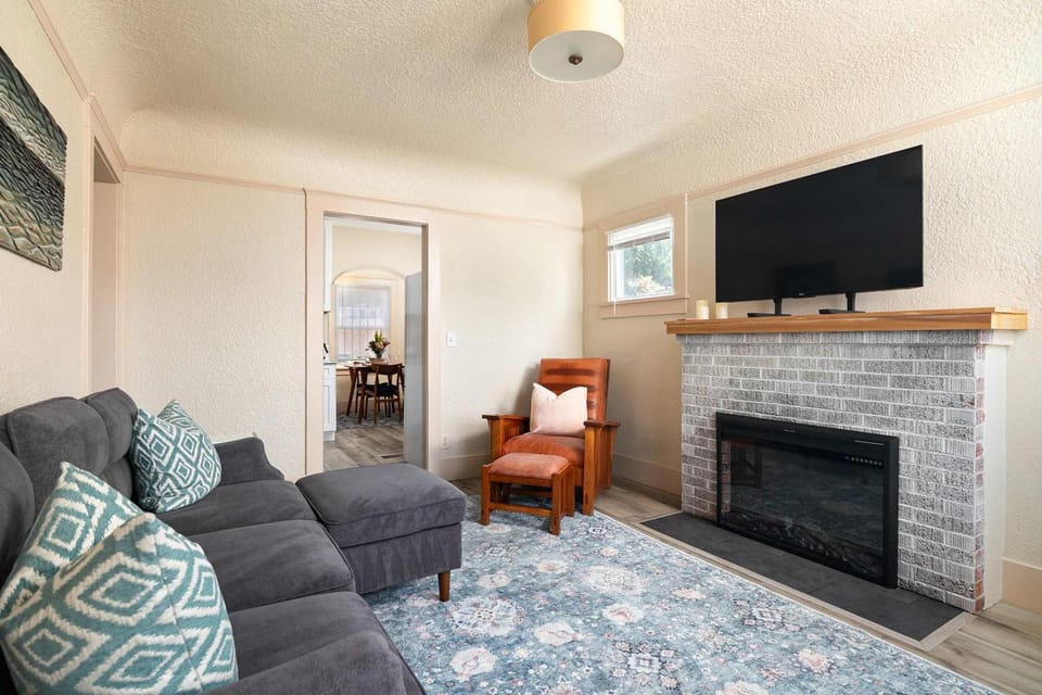 Cozy Ocean Beach Bungalow House in Ocean Beach