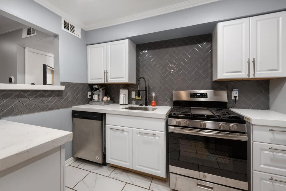 Stylish 2-Bedroom Apartment Near Toyota Center and Med Center Apartment in Houston