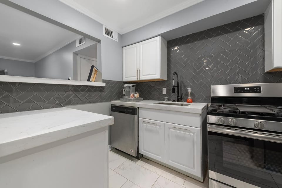 Stylish 2-Bedroom Apartment Near Toyota Center and Med Center Apartment in Harris County