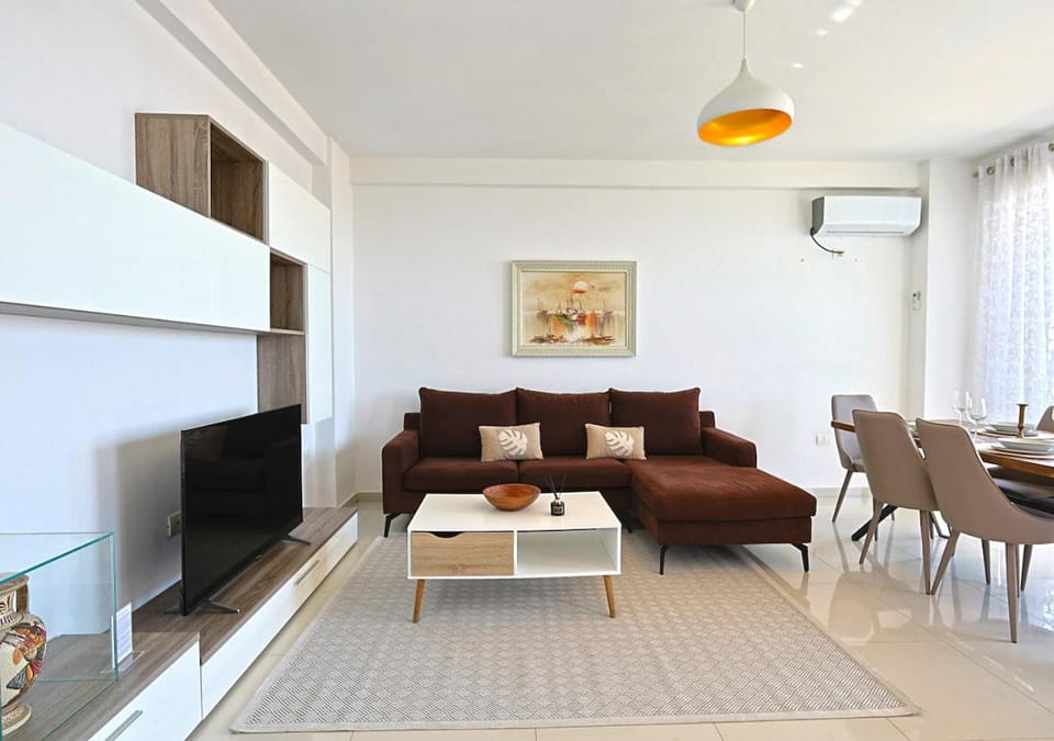 Communal lounge/ TV room, TV and multimedia, Living room, Seating area, Dining area, Evening entertainment