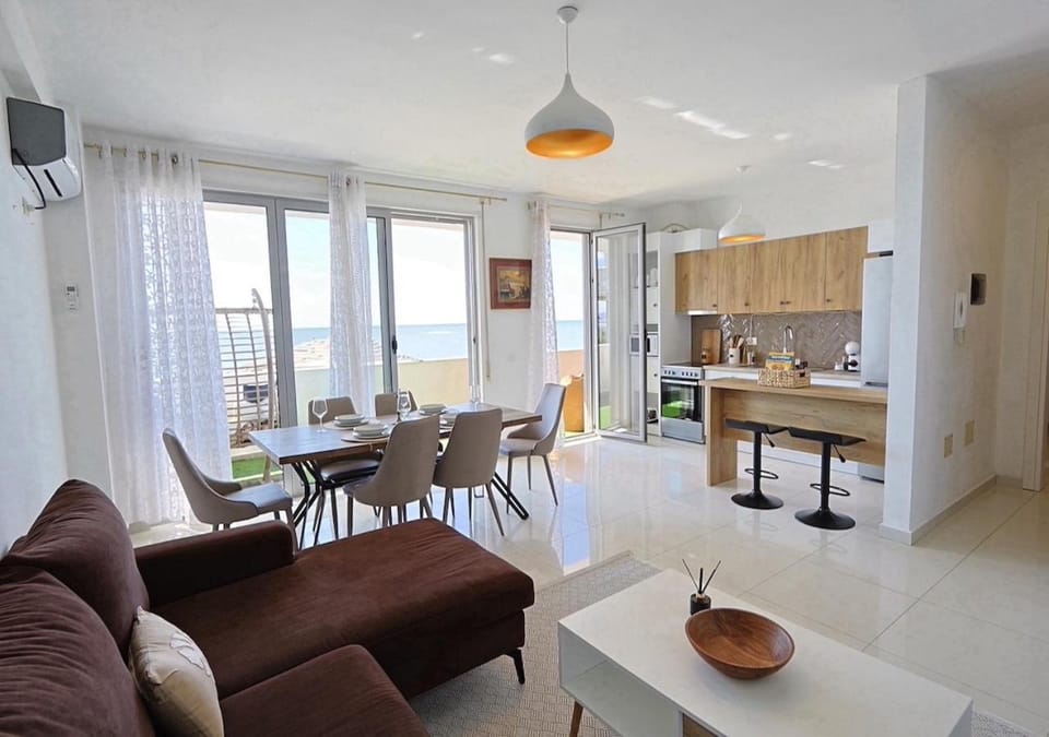 Kitchen or kitchenette, Living room, Seating area, Dining area, pet friendly