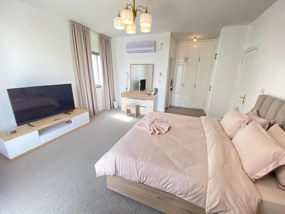 Dinar - villa master bedroom Bed and Breakfast in Abu Dhabi