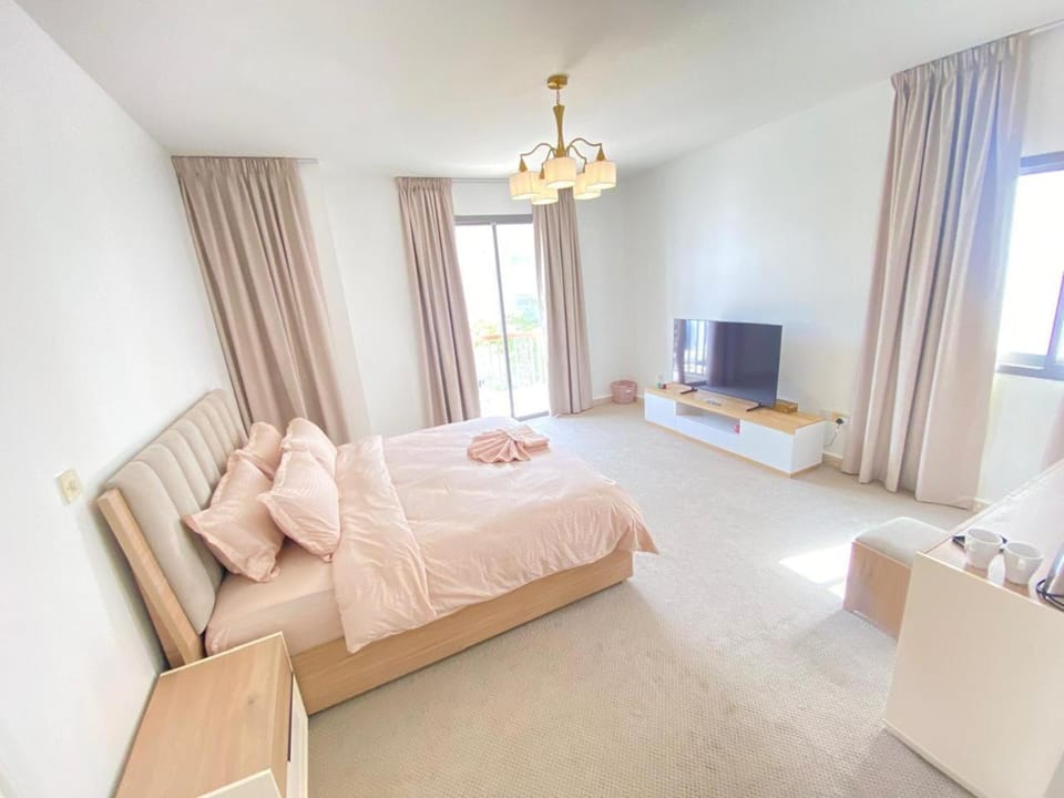 Dinar - villa master bedroom Bed and Breakfast in Abu Dhabi