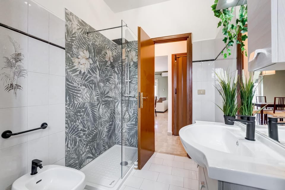 Shower, Toilet, Bathroom, towels