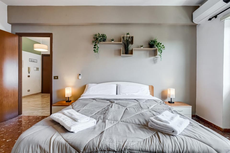 Bed, Photo of the whole room, Bedroom, towels