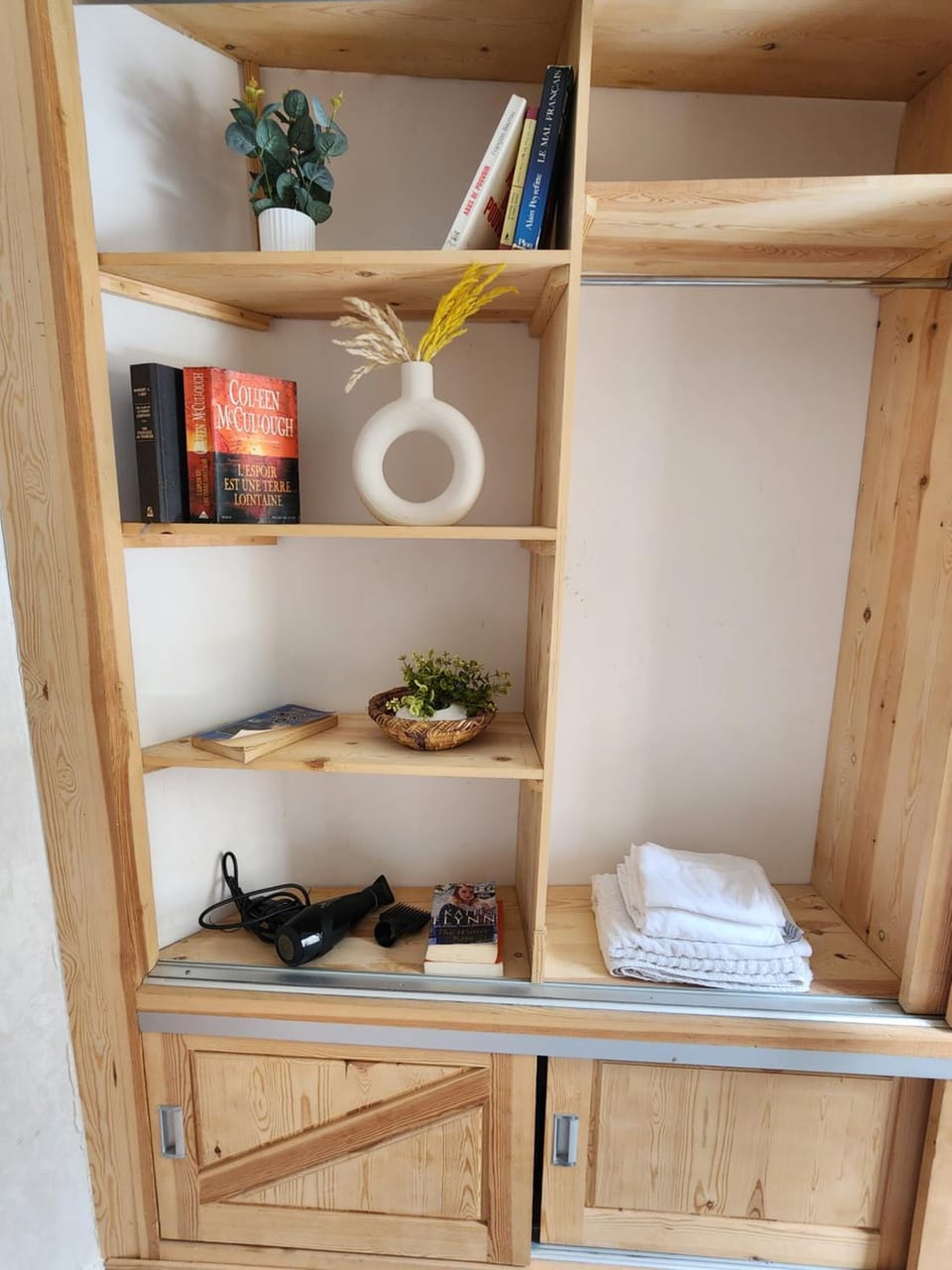 towels, wardrobe
