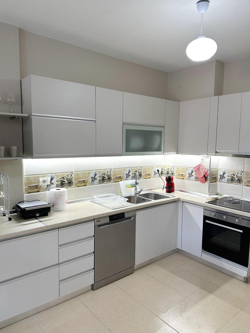 Coffee/tea facilities, Kitchen or kitchenette, dishwasher, stove, toaster