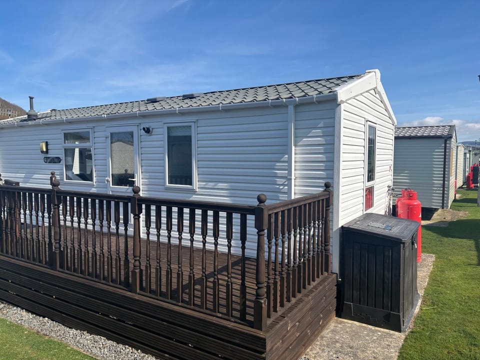 Sea Breeze Retreat 2 Bedroom Pet Friendly Caravan in Clarach Bay House in Tirymynach