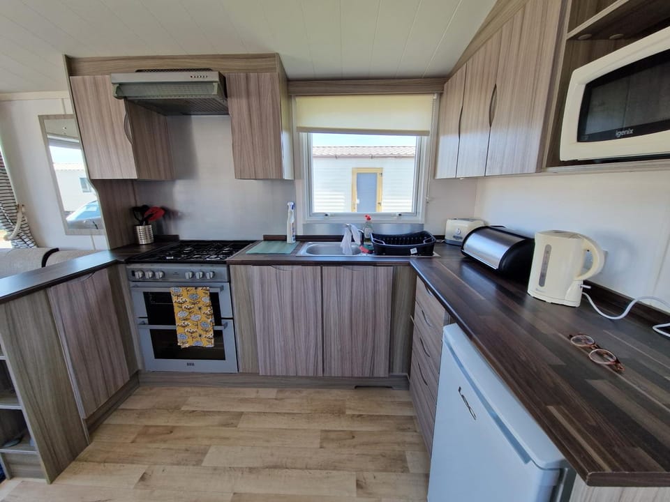 Sea Breeze Retreat 2 Bedroom Pet Friendly Caravan in Clarach Bay House in Tirymynach