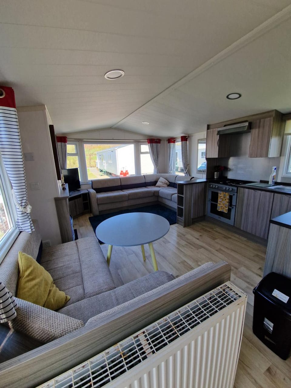 Sea Breeze Retreat 2 Bedroom Pet Friendly Caravan in Clarach Bay House in Tirymynach