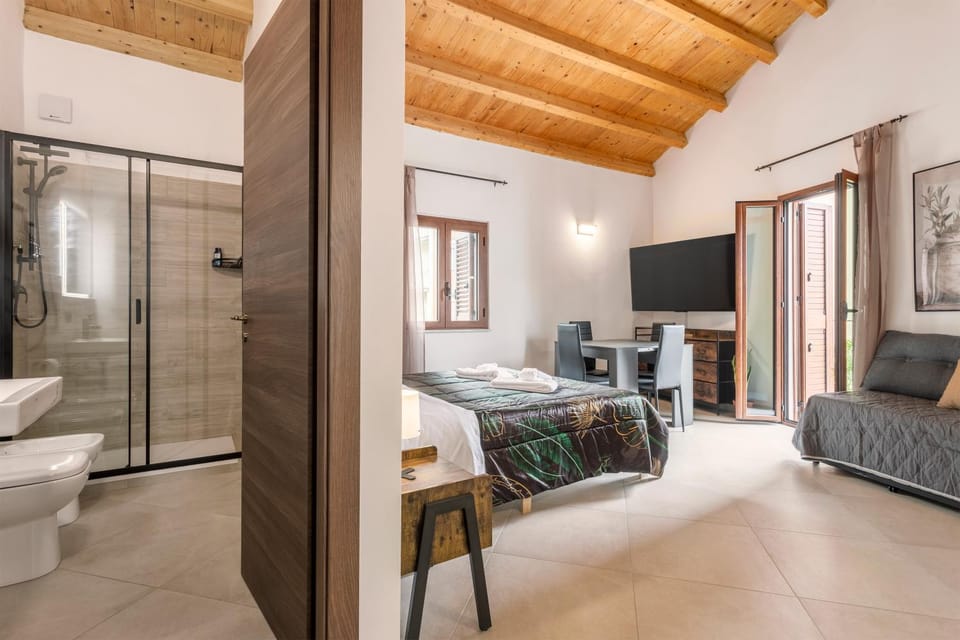 Shower, Toilet, Bed, Bathroom, Photo of the whole room, Seating area, Bedroom, towels