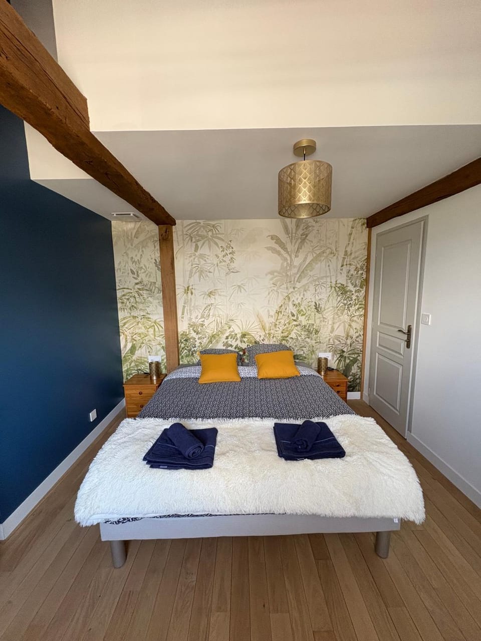 Bed, Photo of the whole room, Bedroom