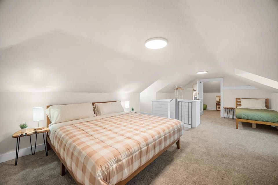 Photo of the whole room, Bedroom