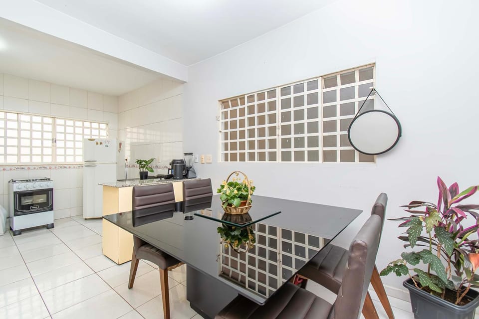 Kitchen or kitchenette, Dining area, minibar, oven, stove