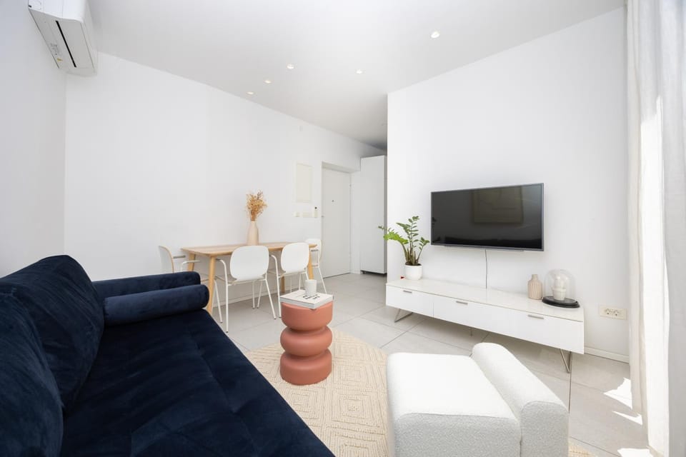 TV and multimedia, Living room, Seating area, Evening entertainment