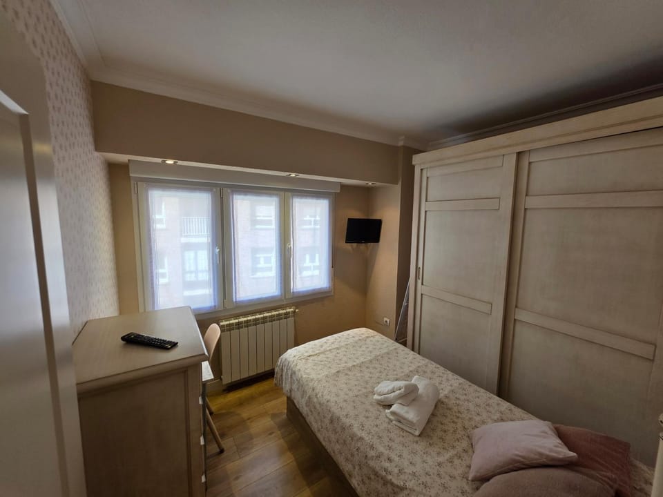 Bed, TV and multimedia, Photo of the whole room, Bedroom, towels, wardrobe