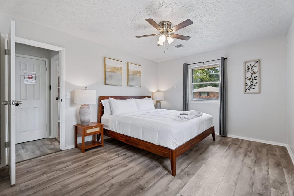 5BR Home Sleeps 10 Fenced Yard House in Oklahoma City