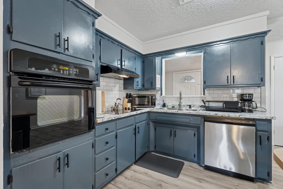 Coffee/tea facilities, dishwasher, microwave, oven