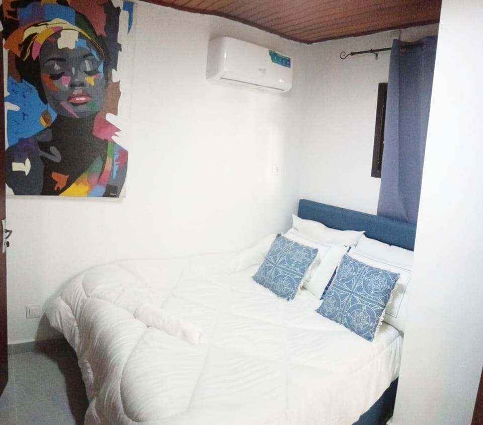Bed, Bedroom, towels, air conditioner