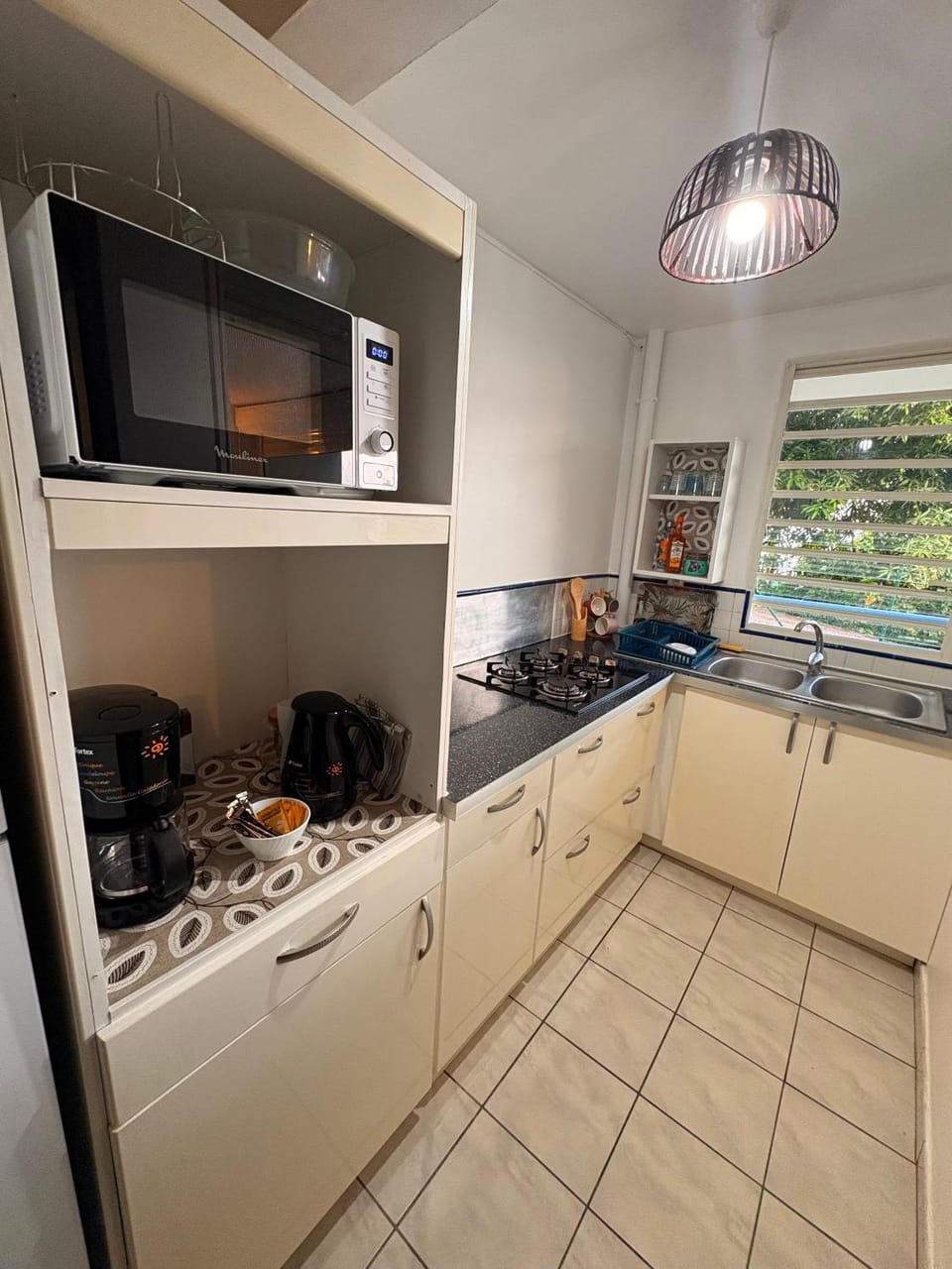 Coffee/tea facilities, Kitchen or kitchenette, microwave, stove, washing machine, washing machine