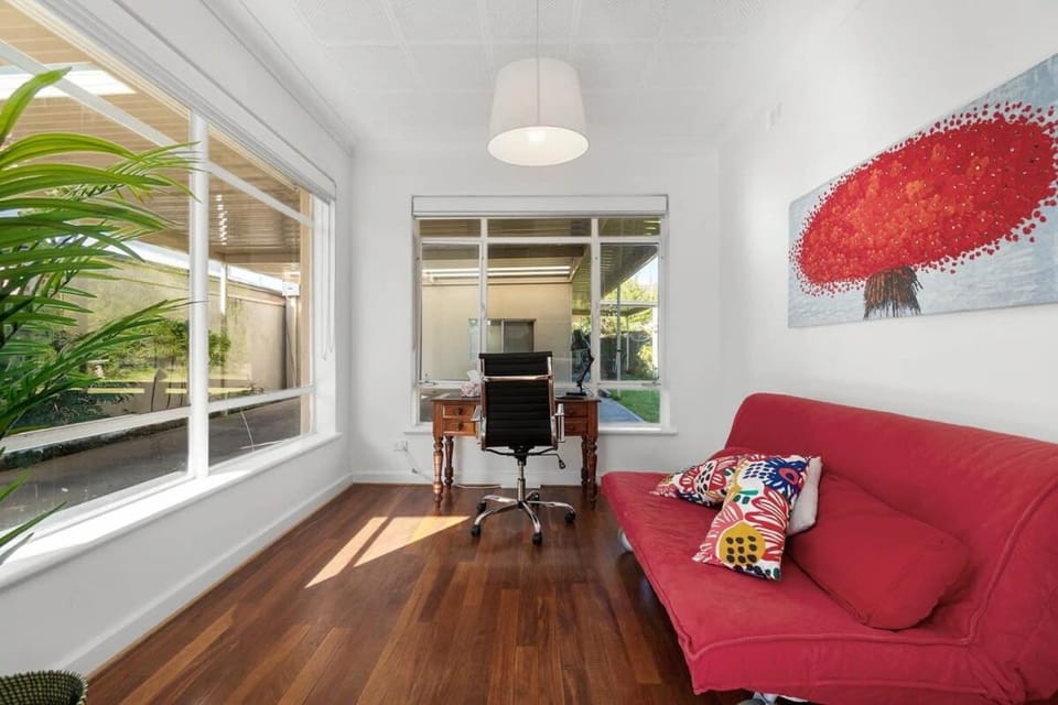 The Spacious & Elegant Vacation Haven - Glenside House in Adelaide