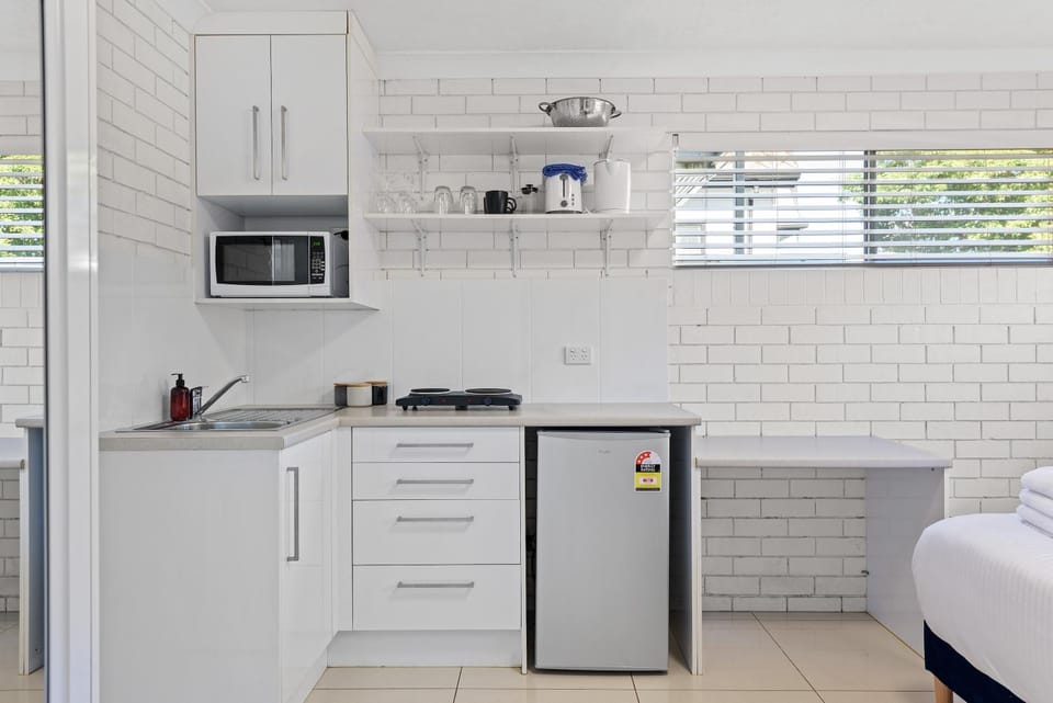Cozy Studio Near Gabba with AC, Comfy Bed & Laundry Apartment in Brisbane